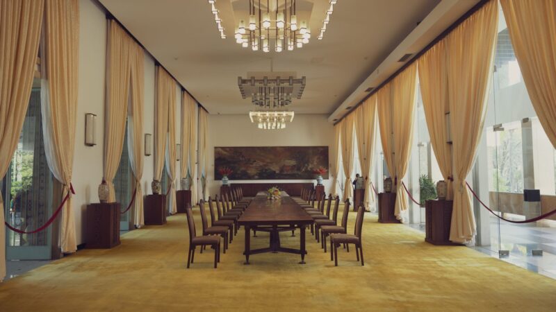 Diplomatų atšaukimas ir ambasadų uždarymas: kaip Lietuvos sprendimai užsienyje paliečia žmones ir verslą