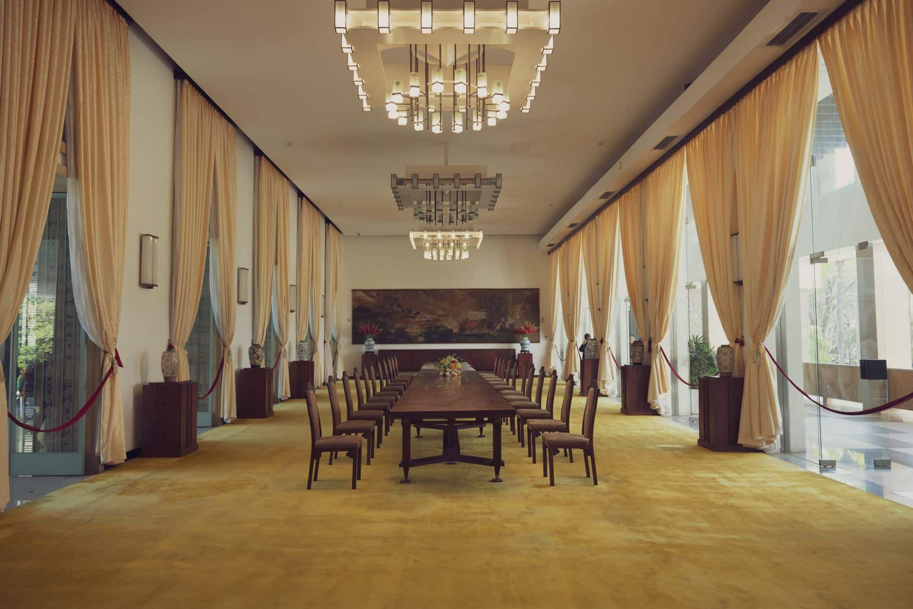 Diplomatų atšaukimas ir ambasadų uždarymas: kaip Lietuvos sprendimai užsienyje paliečia žmones ir verslą