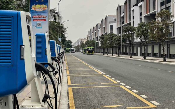 Elektromobilių įkrovimo stotelių plėtra Lietuvoje: ką ji reiškia miestams, verslui ir vairuotojams