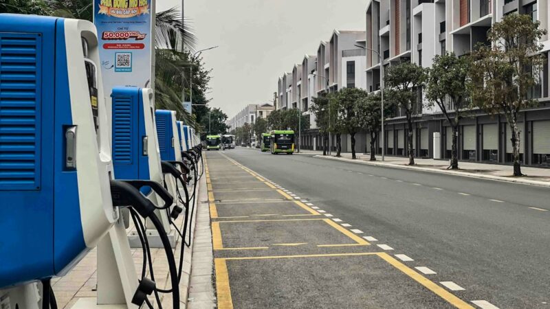 Elektromobilių įkrovimo stotelių plėtra Lietuvoje: ką ji reiškia miestams, verslui ir vairuotojams