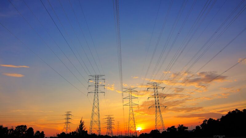 Elektros importo galvosūkis Baltijos šalyse: kodėl brangstant rinkai vis dar remiamės kaimynų generacija
