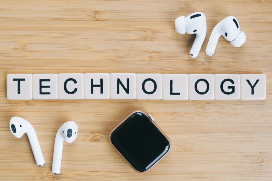 Generatyvinis dirbtinis intelektas biure: 7 realūs būdai sutaupyti laiko ir nepažeisti taisyklių - technology devices newsroom Aktualu Biuro technologijos Dirbtinis