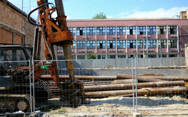 Geoterminis vėsinimas ir šildymas daugiabučiuose: kodėl šis sprendimas ima dominti miestų bendrijas