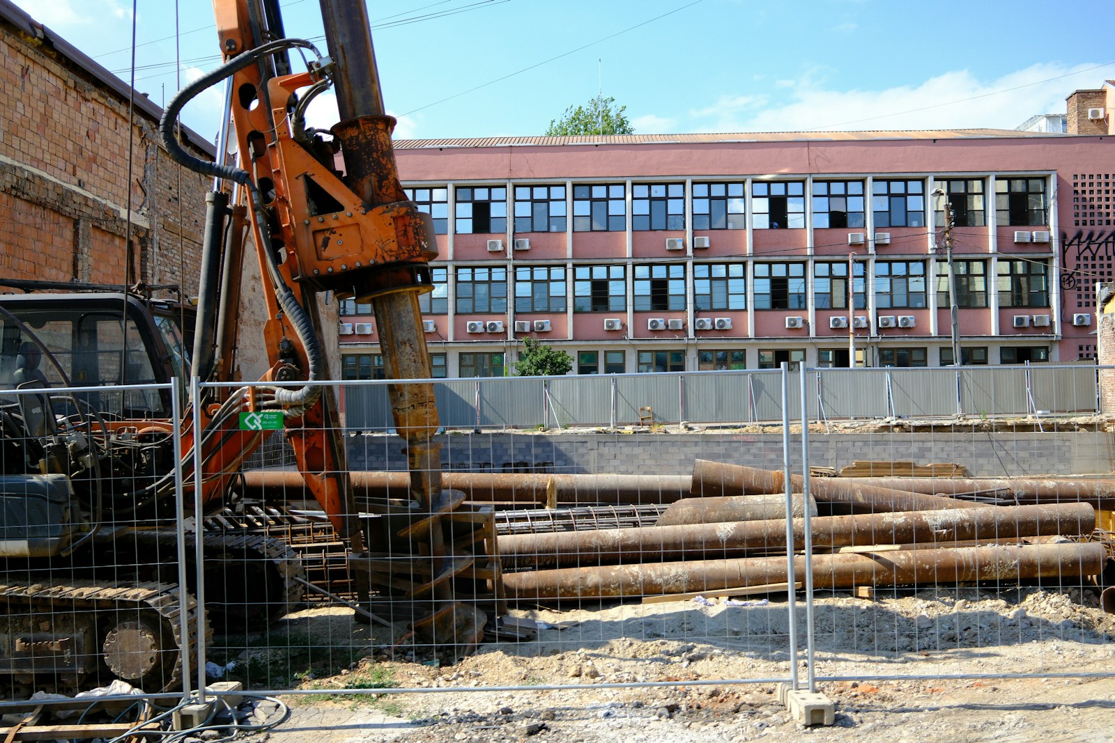 Geoterminis vėsinimas ir šildymas daugiabučiuose: kodėl šis sprendimas ima dominti miestų bendrijas