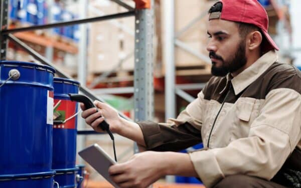 Įmonių sandėliai tampa duomenų centrais: kaip atsargų valdymas be popieriaus keičia logistikos taisykles