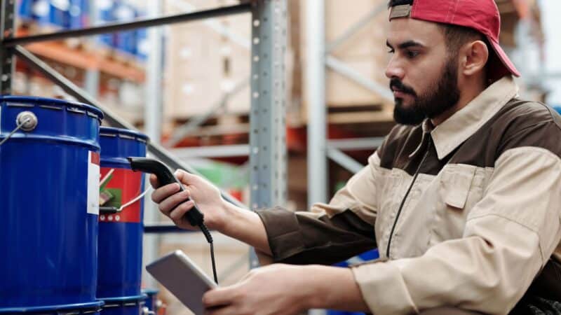 Įmonių sandėliai tampa duomenų centrais: kaip atsargų valdymas be popieriaus keičia logistikos taisykles