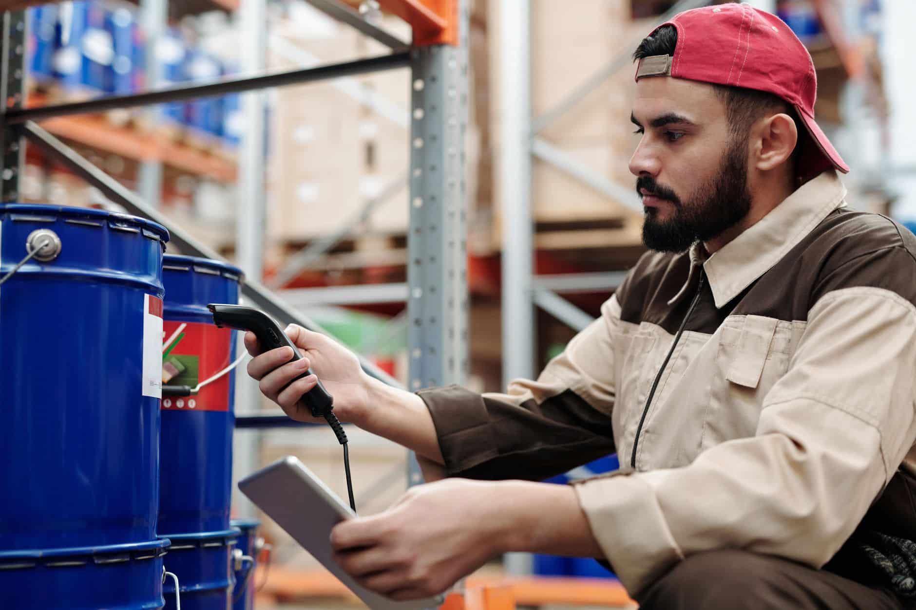 Įmonių sandėliai tampa duomenų centrais: kaip atsargų valdymas be popieriaus keičia logistikos taisykles