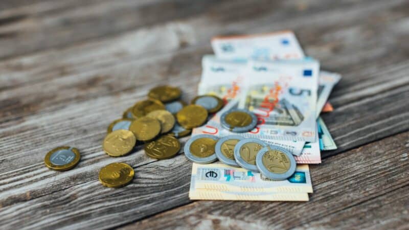 Indėliai, terminuotos sąskaitos ir obligacijos: kaip atsargiam gyventojui išsirinkti, kur laikyti santaupas