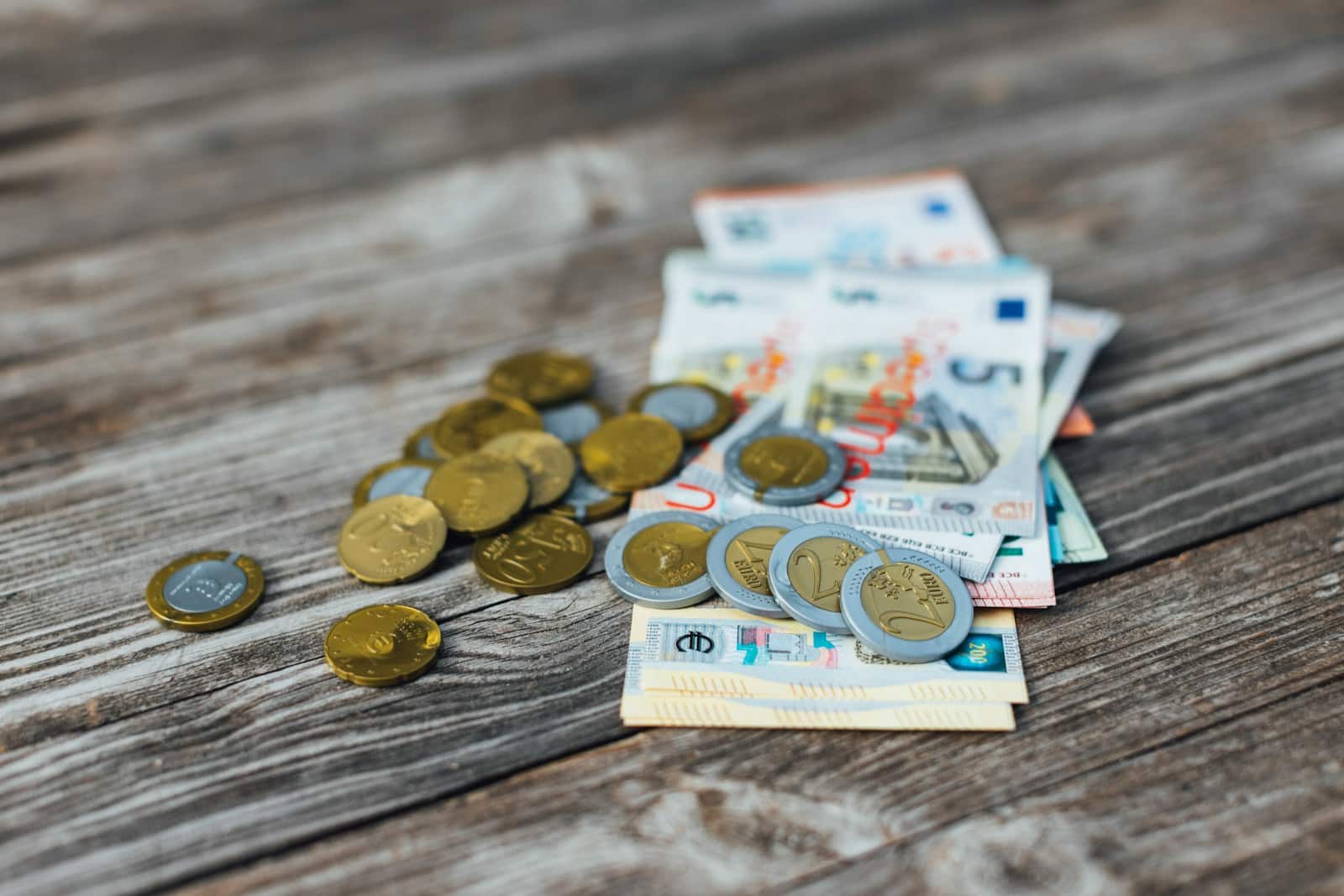 Indėliai, terminuotos sąskaitos ir obligacijos: kaip atsargiam gyventojui išsirinkti, kur laikyti santaupas