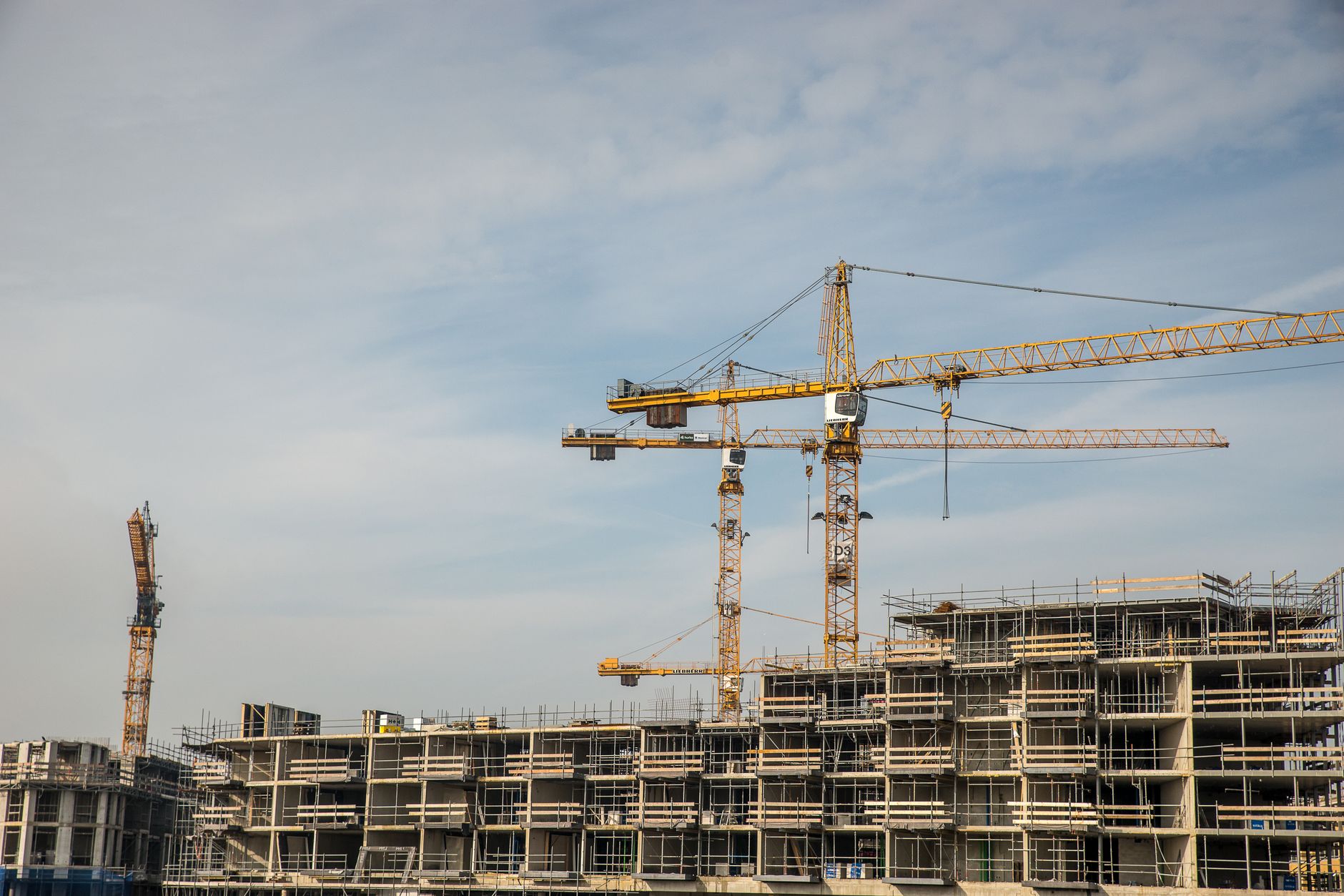 Individualių namų statyba be streso: ką iš anksto žinoti apie biudžetą, leidimus ir rangovų pasirinkimą