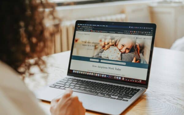 Internetiniai darbo skelbimai ir automatizuoti filtrai: kodėl dingsta jūsų CV ir ką daryti kitaip