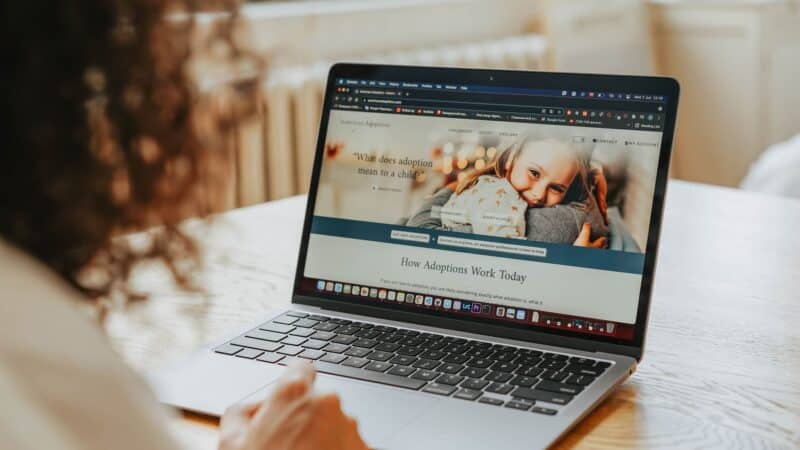 Internetiniai darbo skelbimai ir automatizuoti filtrai: kodėl dingsta jūsų CV ir ką daryti kitaip