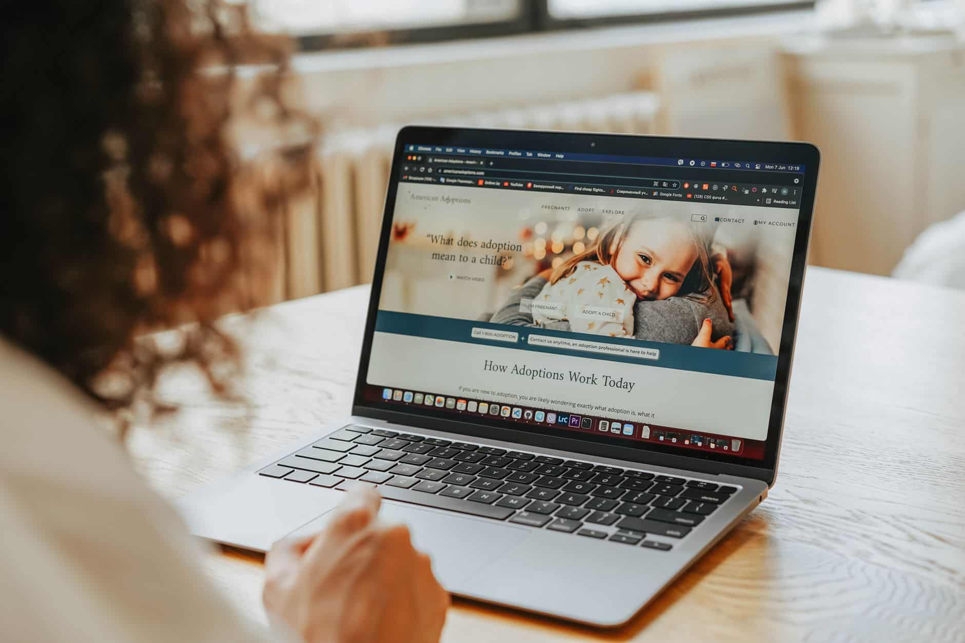 Internetiniai darbo skelbimai ir automatizuoti filtrai: kodėl dingsta jūsų CV ir ką daryti kitaip