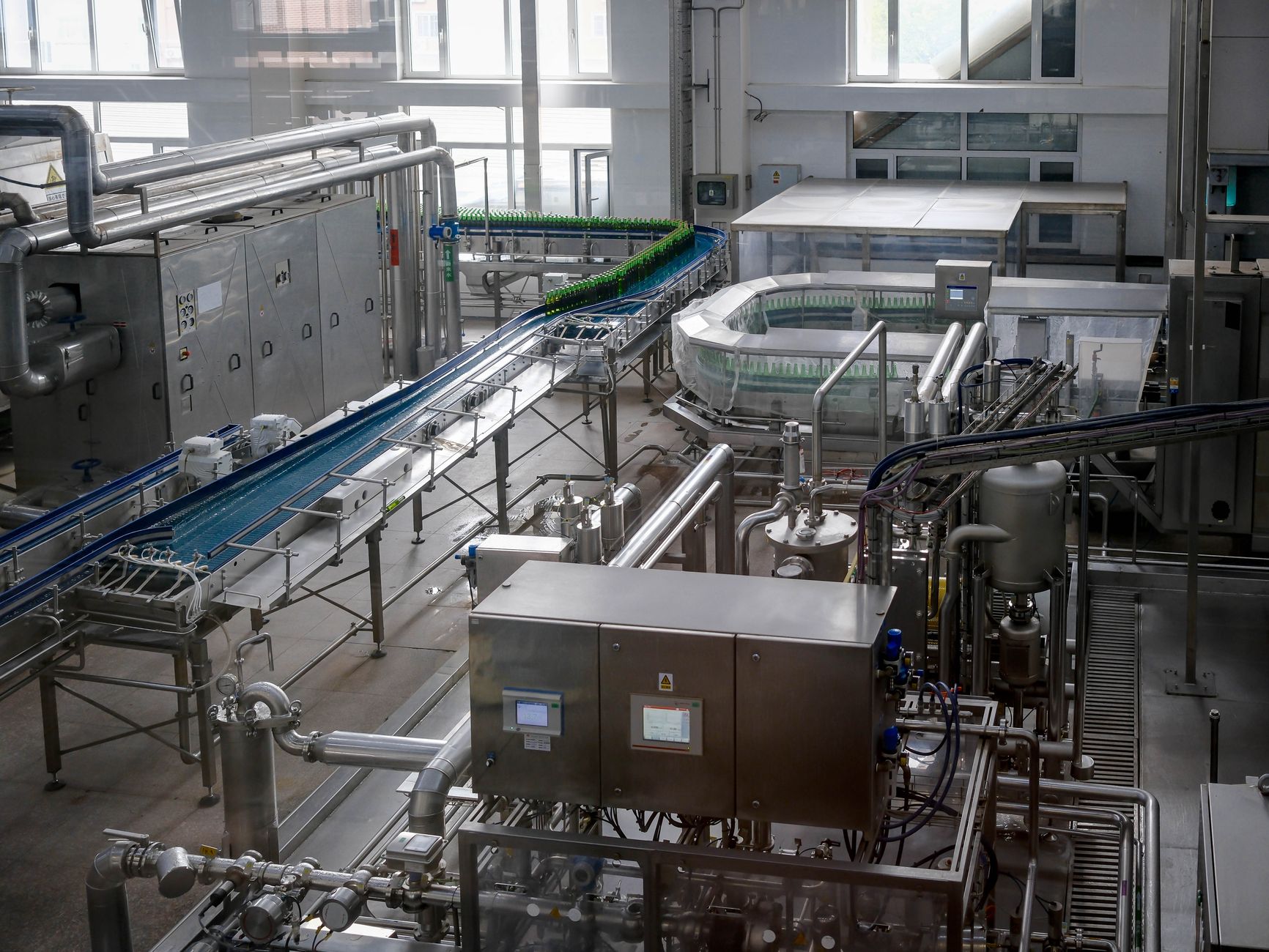 Investicijos į gamybos modernizavimą: kaip pramonės atnaujinimas keičia konkurenciją ir darbo rinką