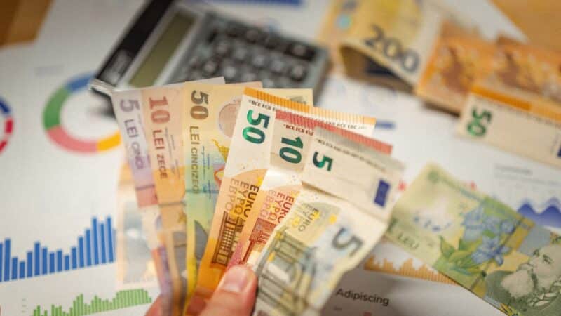 Ką daryti, kai atlyginimas ateina skirtingomis dienomis: kaip protingai planuoti biudžetą ir išvengti skolų spąstų