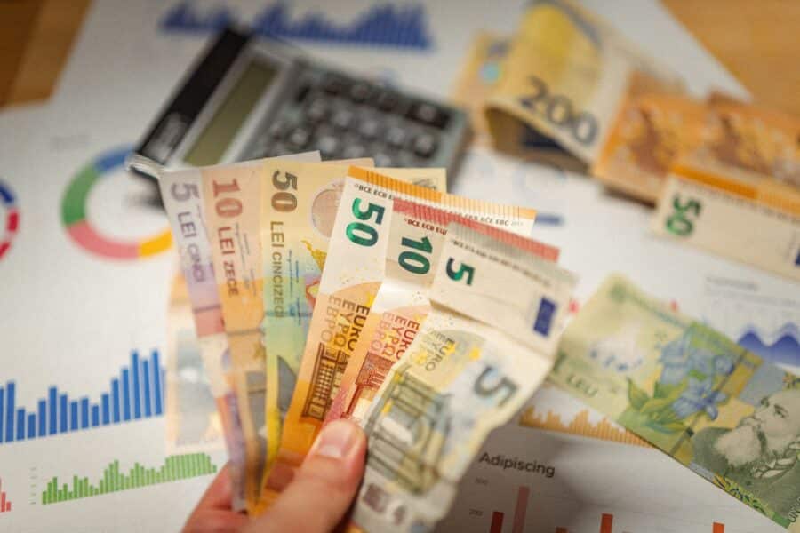 Ką daryti, kai atlyginimas ateina skirtingomis dienomis: kaip protingai planuoti biudžetą ir išvengti skolų spąstų - Asmeniniai finansai Biudzeto planavimas Finansinis rastingumas Gyventoju