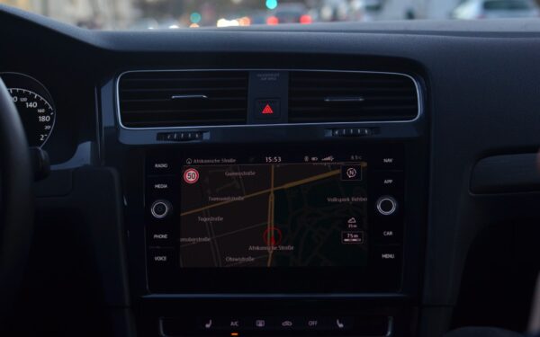 Ką iš tikrųjų renka jūsų automobilis: duomenys, kameros ir nuotoliniai atnaujinimai keičia vairavimo privatumą