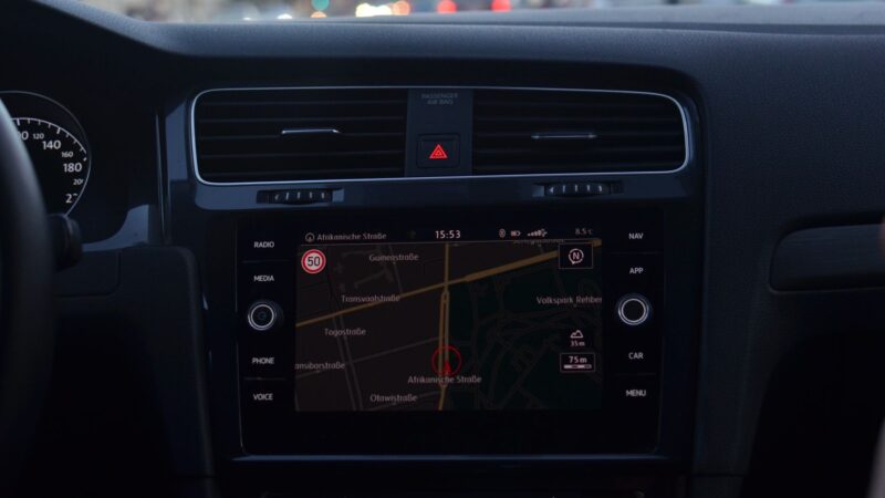 Ką iš tikrųjų renka jūsų automobilis: duomenys, kameros ir nuotoliniai atnaujinimai keičia vairavimo privatumą