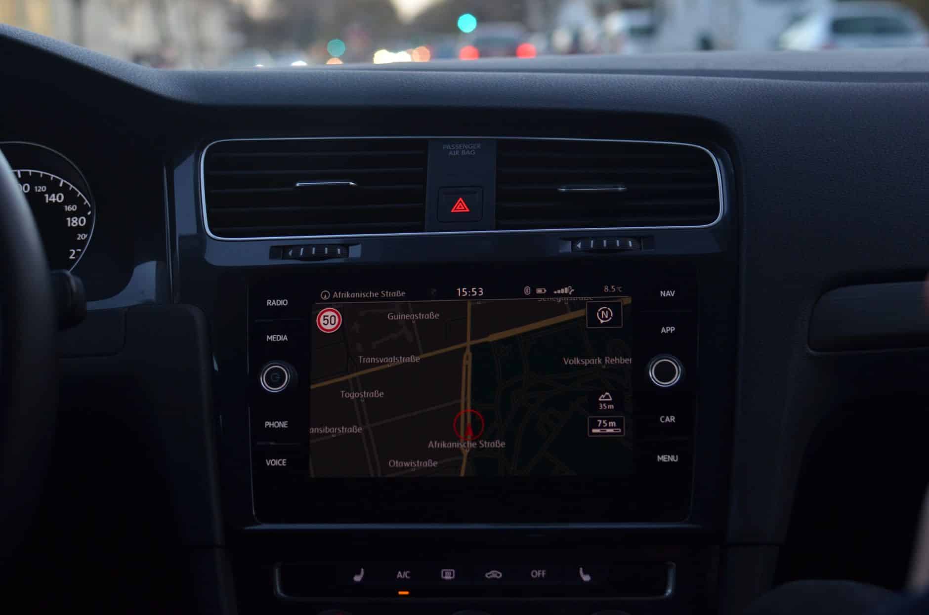 Ką iš tikrųjų renka jūsų automobilis: duomenys, kameros ir nuotoliniai atnaujinimai keičia vairavimo privatumą