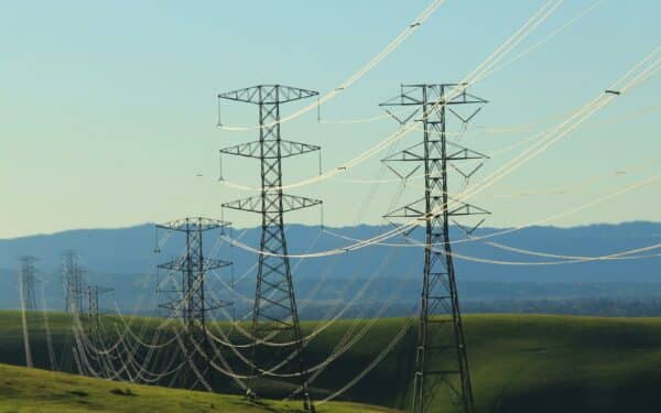 Kaimo vietovių elektros tinklų modernizavimas: ką gyventojams reiškia gudrieji skaitikliai ir kabeliai po žeme