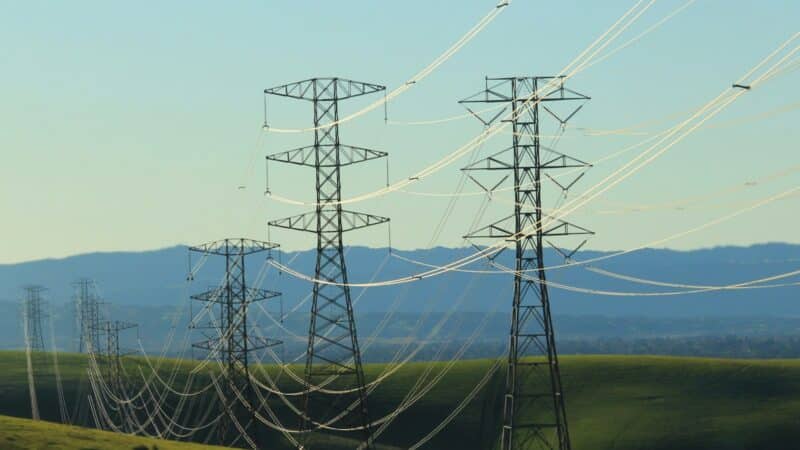 Kaimo vietovių elektros tinklų modernizavimas: ką gyventojams reiškia gudrieji skaitikliai ir kabeliai po žeme