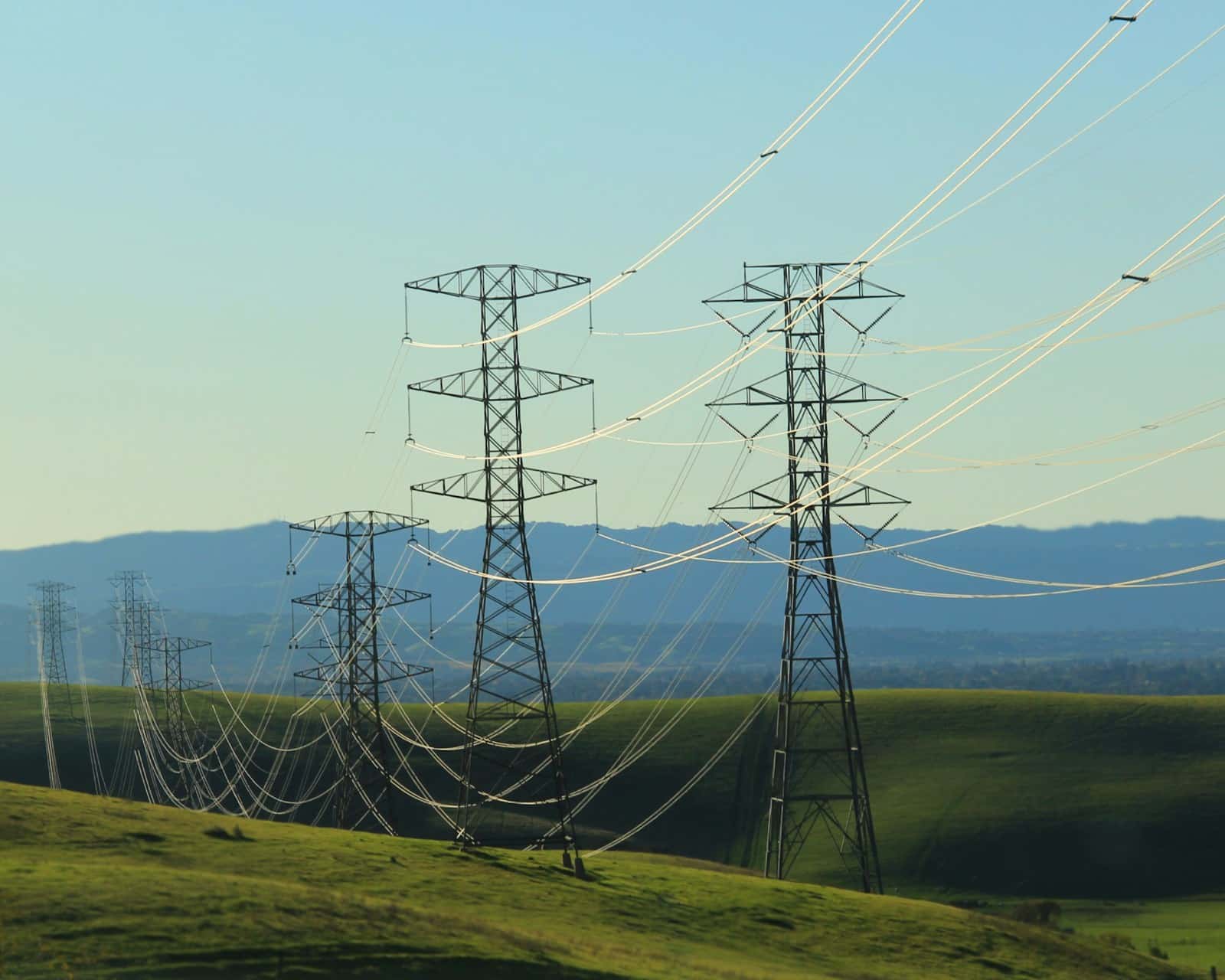 Kaimo vietovių elektros tinklų modernizavimas: ką gyventojams reiškia gudrieji skaitikliai ir kabeliai po žeme