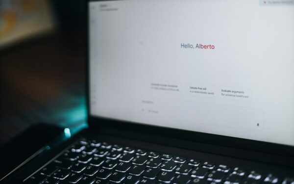 Kaip atpažinti sukčiavimą internete 2026 metais: nauji triukai, seni principai ir praktiniai žingsniai apsaugai