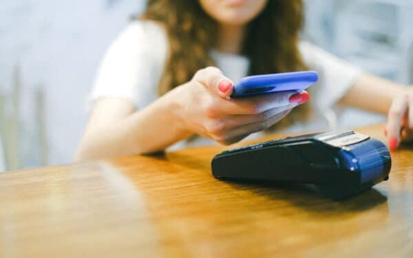 Kaip atsiskaitymai telefonu ir bekontaktės kortelės keičia pinigų valdymą: nauda, pavojai ir praktiniai patarimai