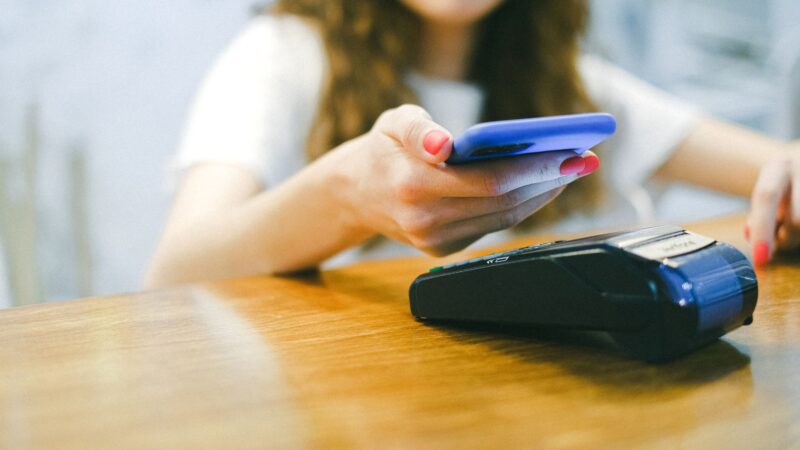 Kaip atsiskaitymai telefonu ir bekontaktės kortelės keičia pinigų valdymą: nauda, pavojai ir praktiniai patarimai