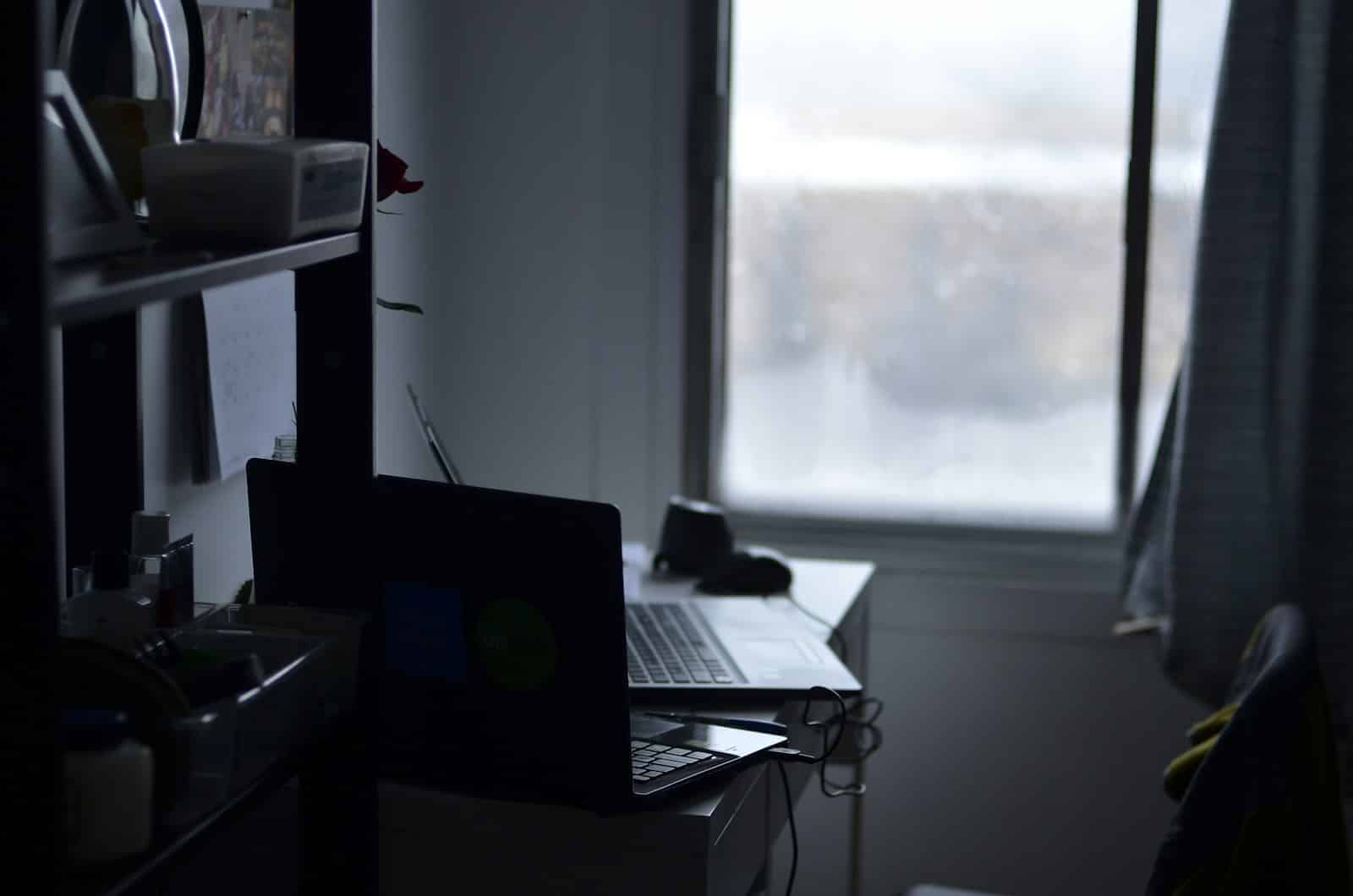 Kaip elgtis su sąskaitomis, kai pajamos nereguliarios: praktiniai žingsniai dirbantiems savarankiškai