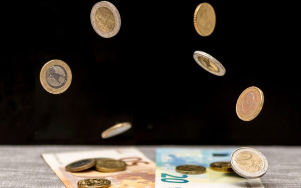 Kaip kainuoja pinigų laikymas sąskaitoje: nematomos bankų paslaugų kainos ir ką su jomis daryti