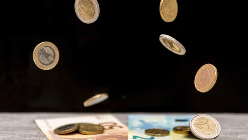 Kaip kainuoja pinigų laikymas sąskaitoje: nematomos bankų paslaugų kainos ir ką su jomis daryti