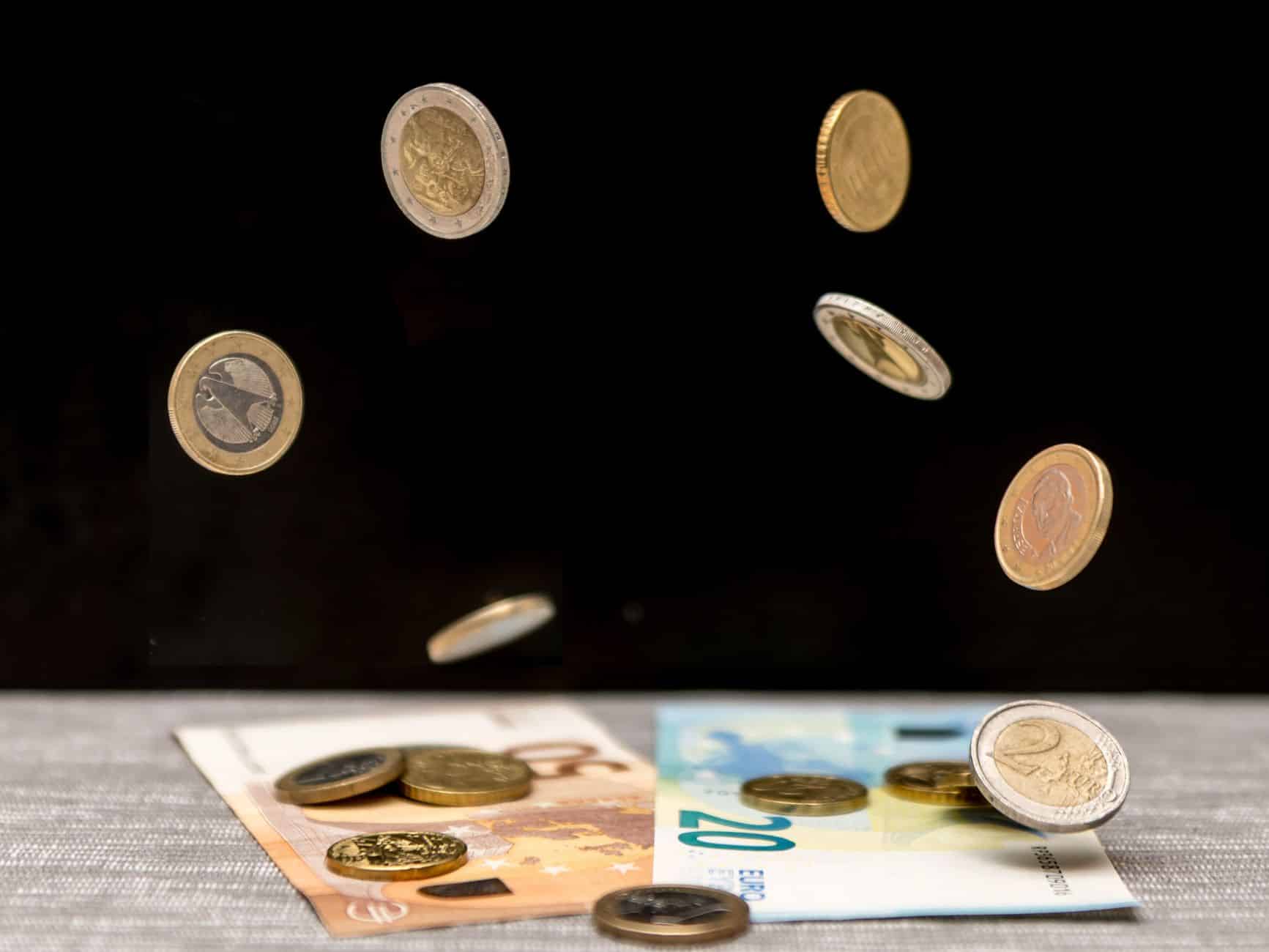 Kaip kainuoja pinigų laikymas sąskaitoje: nematomos bankų paslaugų kainos ir ką su jomis daryti
