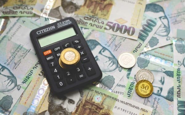 Kaip saugiai skolinti pinigus pažįstamiems ir artimiesiems: svarbiausios taisyklės ir rizikos