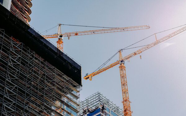 Kaip statybų terminai veikia būsto kainą: ką turi žinoti pirkėjai, rangovai ir investuotojai