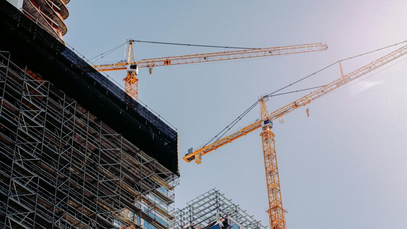 Kaip statybų terminai veikia būsto kainą: ką turi žinoti pirkėjai, rangovai ir investuotojai