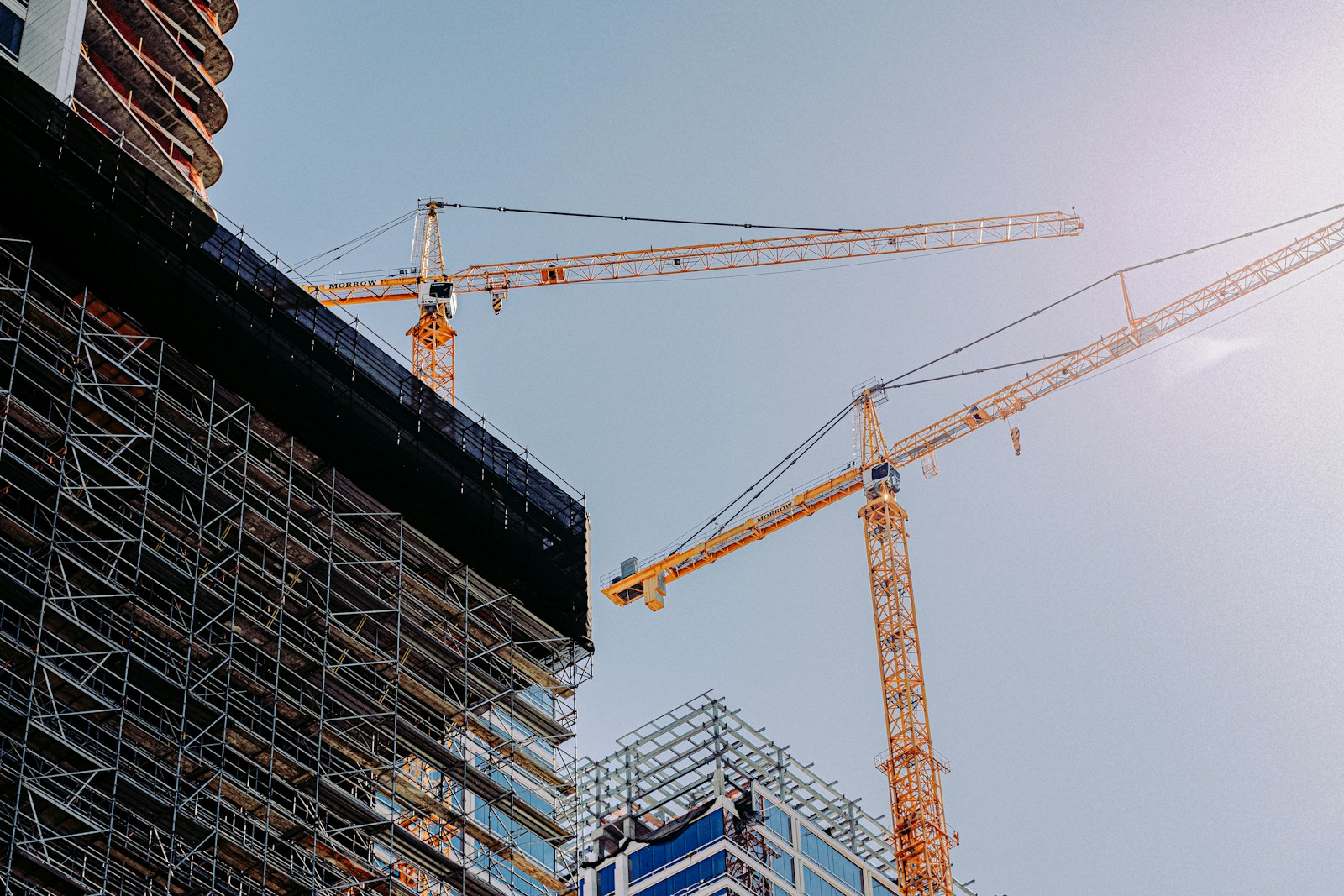 Kaip statybų terminai veikia būsto kainą: ką turi žinoti pirkėjai, rangovai ir investuotojai