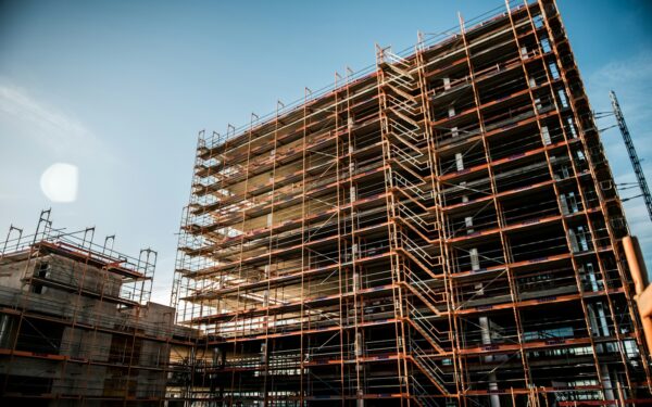 Kaip taršių pastatų renovacija virsta energetine investicija: ką reiškia nauji reikalavimai būstui ir biurams