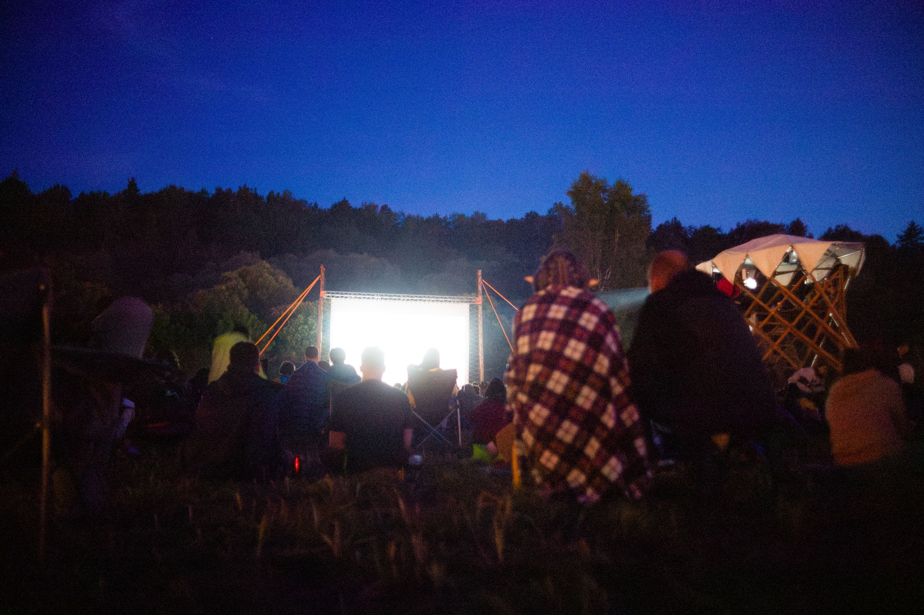 Kino vakariene po atviru dangumi: kaip praktiškai surengti jaukų filmų vakarą kieme ar sode
