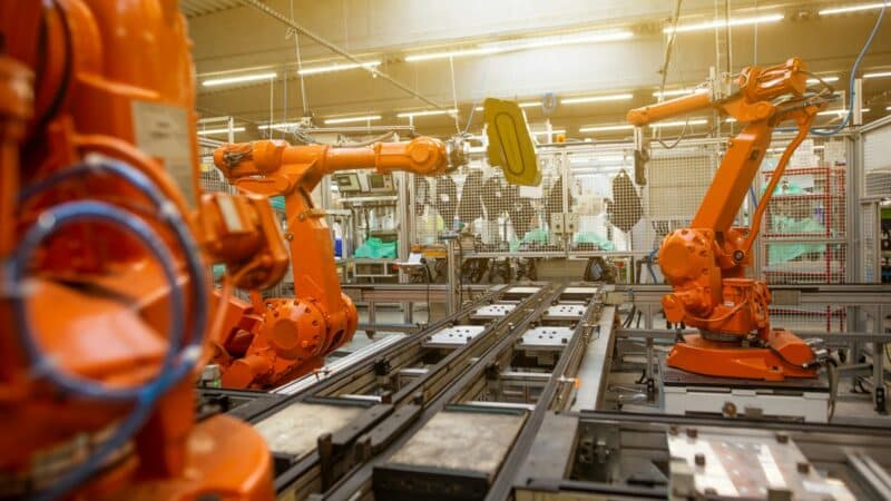 Lietuvos gamybos robotizacija be iliuzijų: kur ji atsiperka, o kada geriau likti prie žmonių