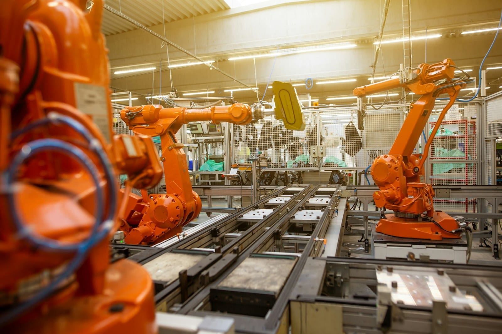 Lietuvos gamybos robotizacija be iliuzijų: kur ji atsiperka, o kada geriau likti prie žmonių