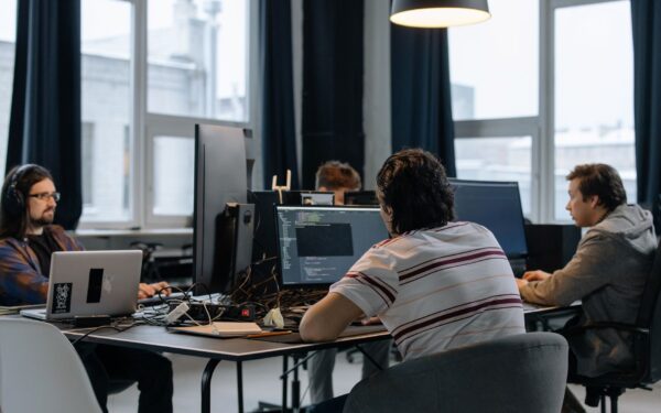 Lietuvos IT įmonės atranda produktų studijas: kaip paslaugų kūrėjai tampa technologijų autoriais