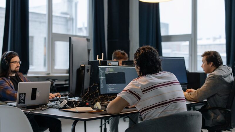 Lietuvos IT įmonės atranda produktų studijas: kaip paslaugų kūrėjai tampa technologijų autoriais