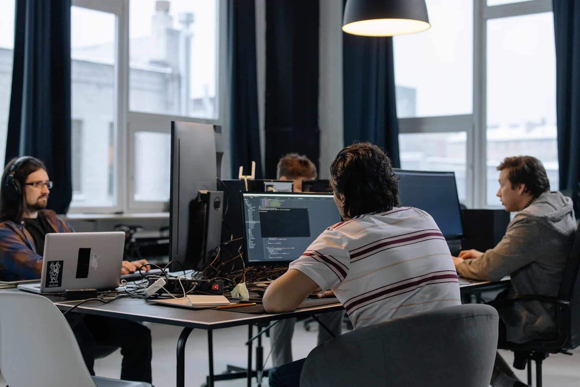 Lietuvos IT įmonės atranda produktų studijas: kaip paslaugų kūrėjai tampa technologijų autoriais