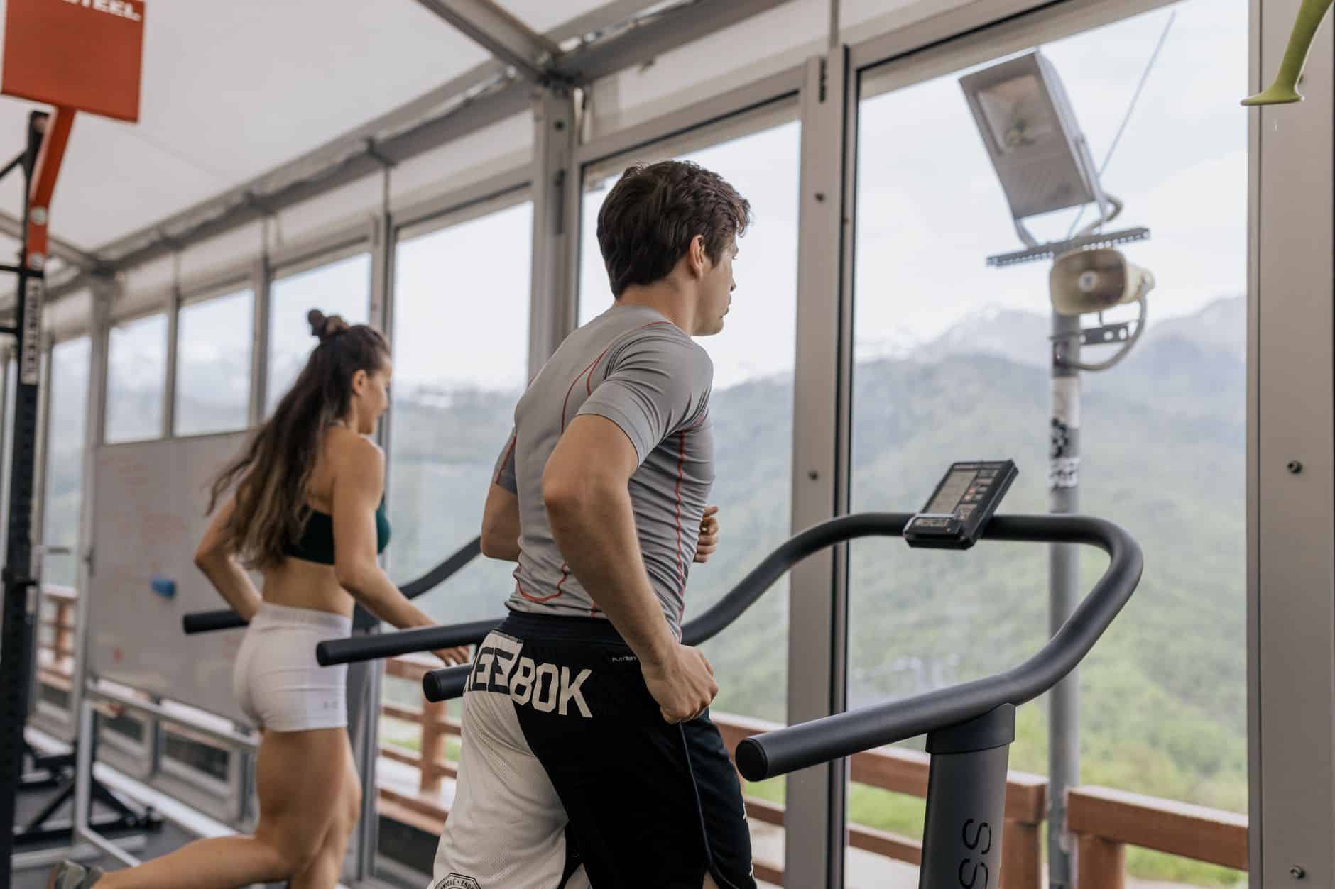 Mažėjant laisvalaikio biudžetams, sporto klubų tinklai perskirsto jėgas: kaip tai atsiliepia abonentams ir darbuotojams