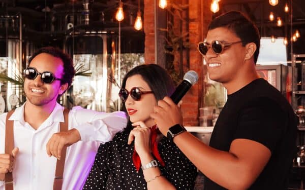 Namų karaoke vakarai be gėdos jausmo: kaip susikurti jaukią muzikos tradiciją draugams ir šeimai