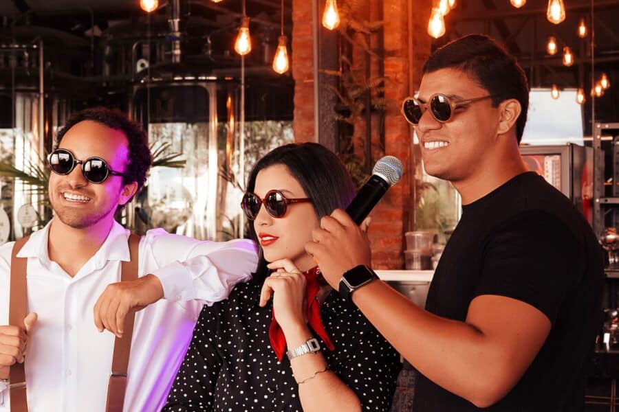Namų karaoke vakarai be gėdos jausmo: kaip susikurti jaukią muzikos tradiciją draugams ir šeimai - Draugu susiburimai Karaoke Laisvalaikis namuose Muzika