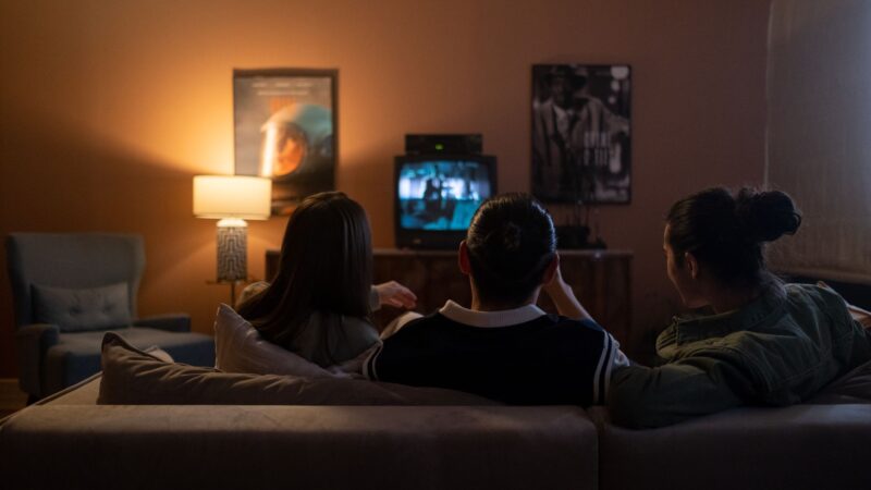 Namų kino seansas be brangių sistemų: kaip patogiai žiūrėti filmus ir serialus savo svetainėje