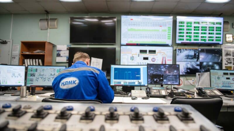 Pramonės įmonės atsigręžia į dirbtinį intelektą: kaip DI planavimas keičia gamybos organizavimą ir rizikas