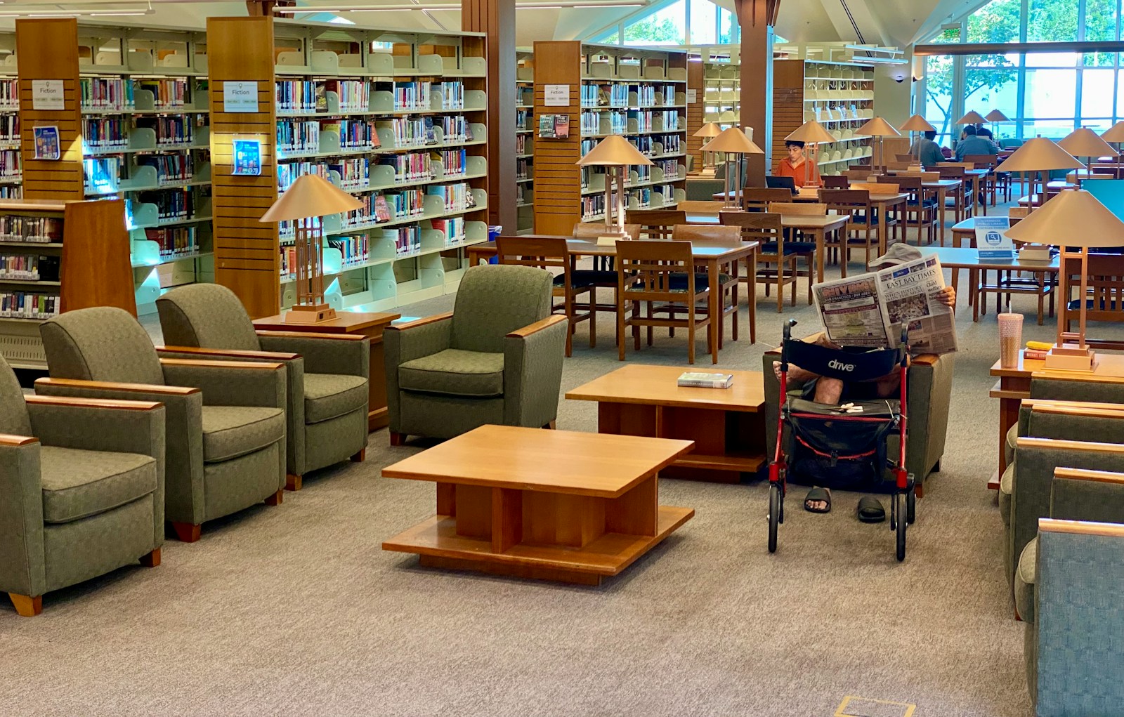 Ramus vakaras bibliotekoje: kaip šiuolaikinės skaityklos tampa jaukiais laisvalaikio centrais suaugusiems ir vaikams